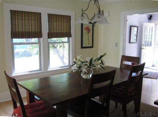 Nice dining room that appears to be a nice size!