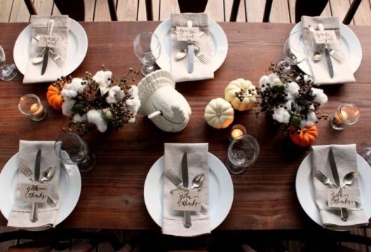 I love the simplicity of this table- clean and fairly minimal without being too naked and, well, boring. The cotton is also a unique Fall accoutrement. 