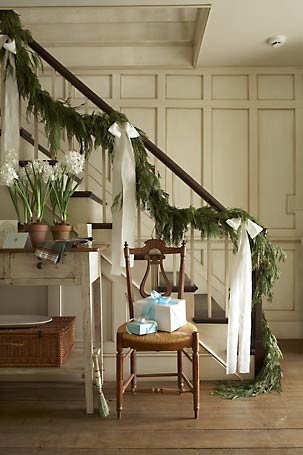 I didn't have the time, energy, or desire to spend the extra money on greenery for my bannister this year, but next year, I am totally copying this. Yowza! 